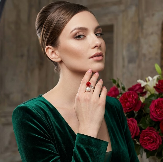 Inel argint reglabil cu perla alba de cultura si trandafir coral