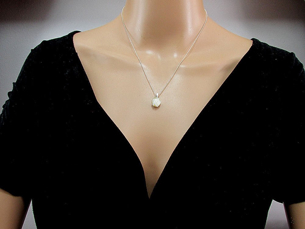 Lantisor argint cu pandantiv mic trandafir sidef 10 MM - GlamBazaar.ro