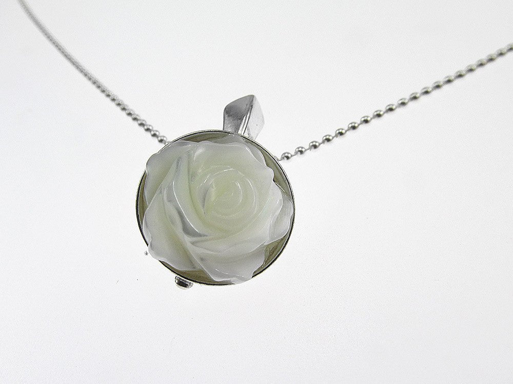 Lantisor argint cu pandantiv mic trandafir sidef 10 MM - GlamBazaar.ro